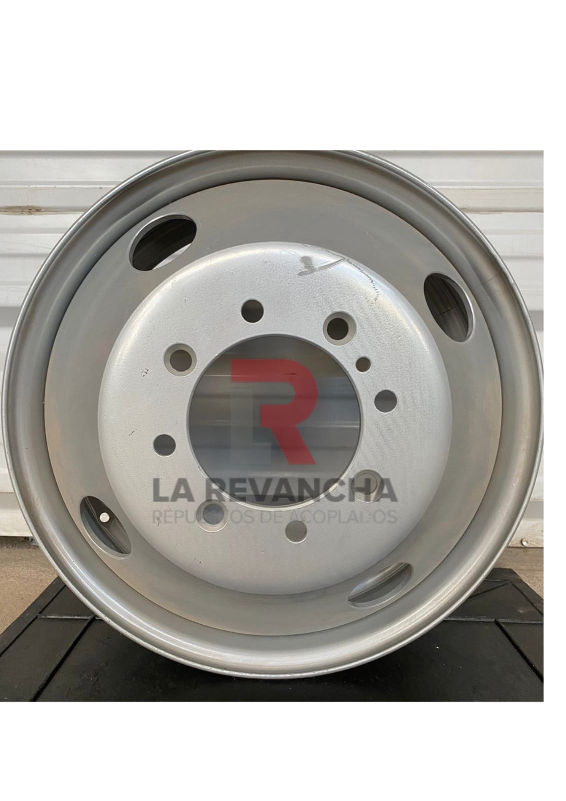 Llanta disco 17,5 x 6 (8 agujeros) uso S/camara *FORD 400